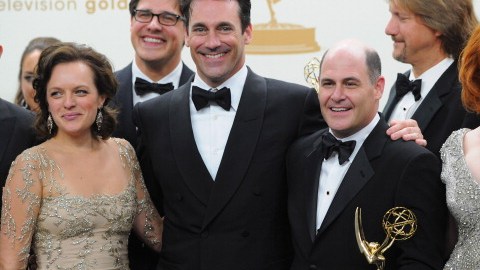 De izq. a der., el elenco y equipo de 'Mad Men' conformado por Elisabeth Moss, Jon Hamm, Matthew Weiner y Christina Hendricks.