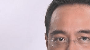 Él es el extrovertido presentador mexicano Marcos Martínez Soriano.