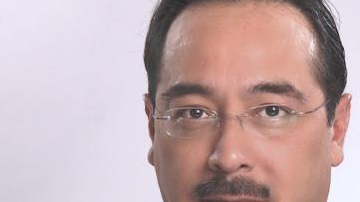 Él es el extrovertido presentador mexicano Marcos Martínez Soriano.