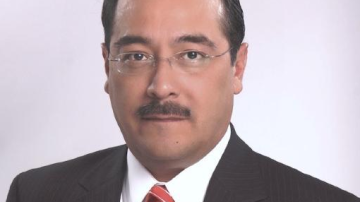 Él es el extrovertido presentador mexicano Marcos Martínez Soriano.