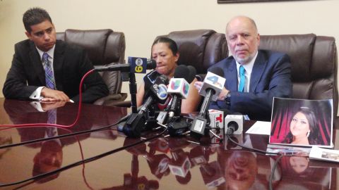 El abogado Luis Carrillo y la madre de Pérez durante el anuncio de la demanda contra la ciudad de Pasadena.