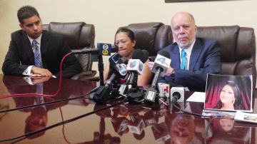 El abogado Luis Carrillo y la madre de Pérez durante el anuncio de la demanda contra la ciudad de Pasadena.