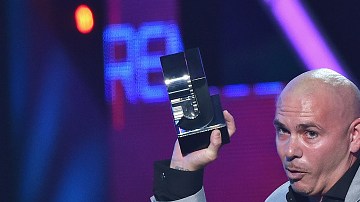 Pitbull aprovechó sus minutos en el escenario para hablar de Donald Trump y hasta "El Chapo" Guzmán.