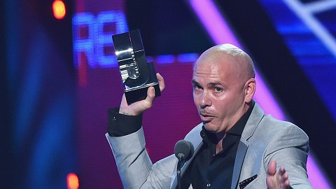 Pitbull aprovechó sus minutos en el escenario para hablar de Donald Trump y hasta "El Chapo" Guzmán.