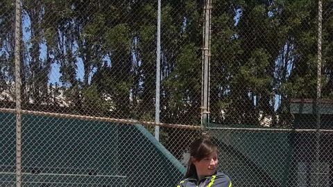 Román Meléndez en una práctica de softbol en Lompoc.