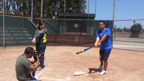 Román Meléndez en una práctica de softbol en Lompoc.