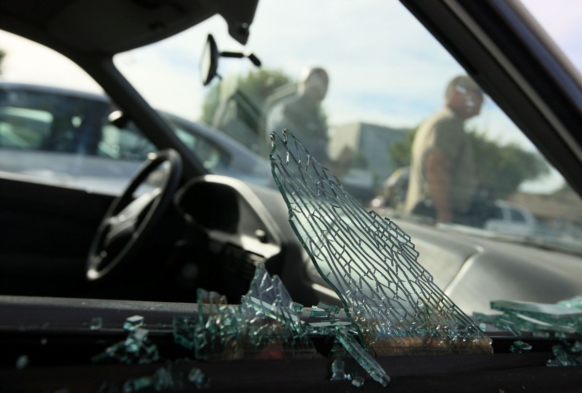 Los robos relámpago son aquellos que ocurren cuando los ladrones rompen un vidrio o abren un auto para robar los artículos de valor de un auto