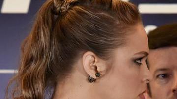 Ronda Rousey y Bethe Correia se lanzaron fuego con la mirada.