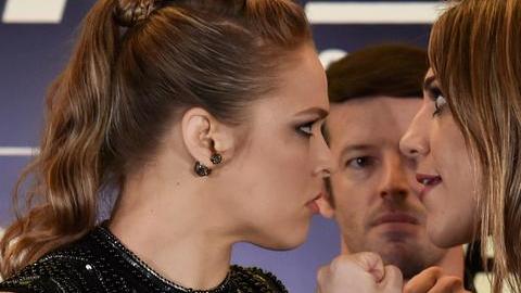 Ronda Rousey y Bethe Correia se lanzaron fuego con la mirada.