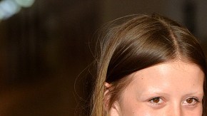 Shia LaBeouf y su novia Mia Goth en momentos más agradables.
