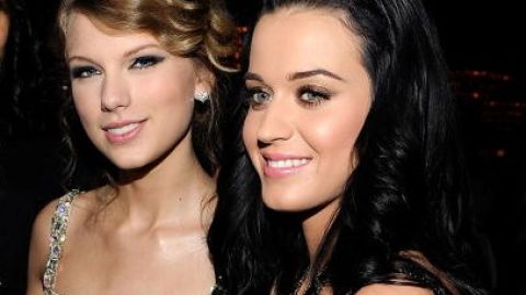 Katy Perry y Taylor Swift en la entrega de los Grammy 2010.