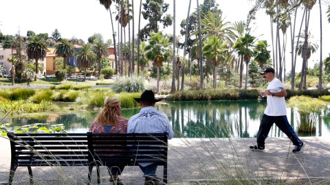 Pareja de angelinos se resguarda de las temperaturas en Echo Park.