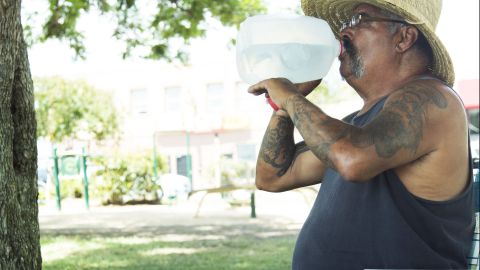 Personas se refrescan en el parquet Salazar.
