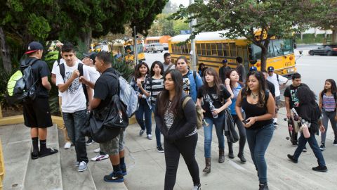Más de 550,000 alumnos del LAUSD regresaron a clases este martes para un Nuevo año escolar.