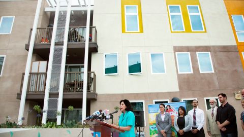La supervisora Hilda Solis en el complejo de viviendas Itliong Village. Datos oficiales indican que en el condado hay cerca de 700,000 familias que viven por debajo del nivel de pobreza, pero actualmente sólo hay alrededor de 160,000 espacios en programas de vivienda subsidiada.