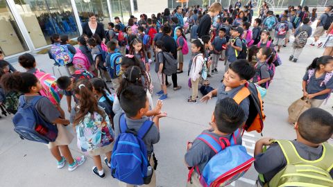 Las escuelas chárter operan con fondos públicos, pero se manejan de manera privada.