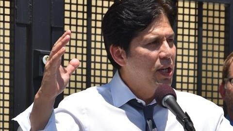 Kevin de León destacó que su prioridad es el bienestar de los inmigrantes.