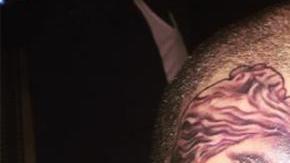 Chris también tiene tatuados una imagen de Jesús, un tiranosaurio rex y la cara de una mujer golpeada en su cuello.