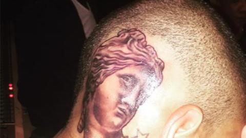 Chris también tiene tatuados una imagen de Jesús, un tiranosaurio rex y la cara de una mujer golpeada en su cuello.