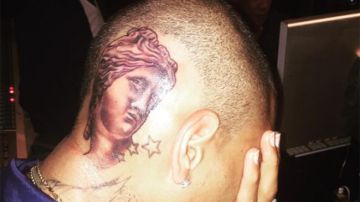 Chris también tiene tatuados una imagen de Jesús, un tiranosaurio rex y la cara de una mujer golpeada en su cuello.