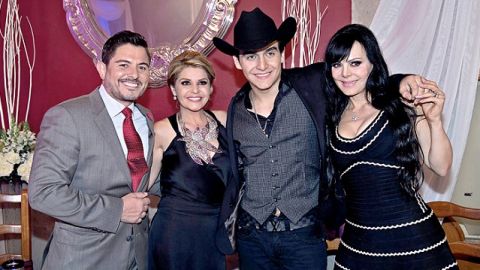 De izq. a der., Ernesto Laguardia, Itatí Cantoral, Julián Figueroa y Maribel Guardia en las grabaciones del final de "Amores con trampa".