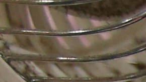 Balas para el rifle semiatomático AR-15, son empaquetadas en una tienda de armas. Walmart anunció que dejará de vender estos rifles.