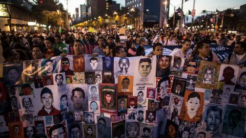 Manifestantes demandan justicia en el caso de los 43 de Ayotzinapa.