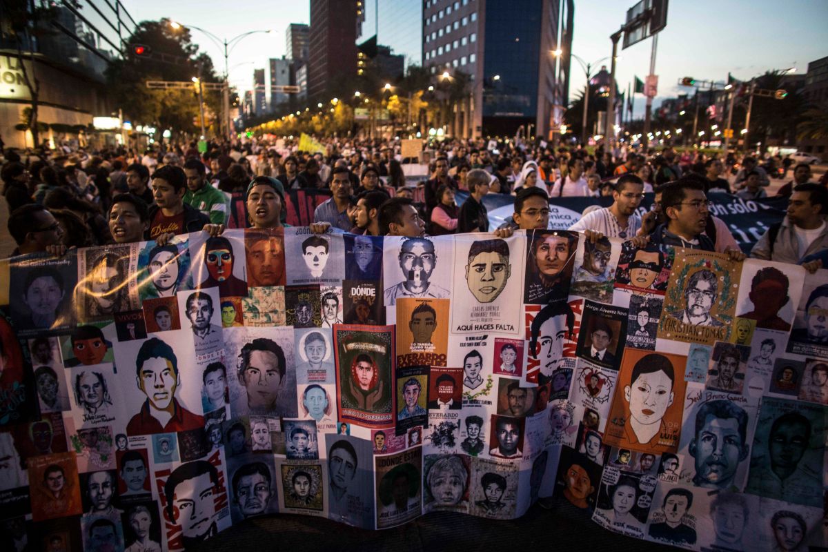 Manifestantes demandan justicia en el caso de los 43 de Ayotzinapa.