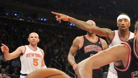 Joakim Noah, de los Bulls de Chicago, se arroja a la duela con el propósito de recuperar el balón