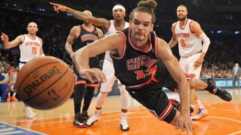 Joakim Noah, de los Bulls de Chicago, se arroja a la duela con el propósito de recuperar el balón