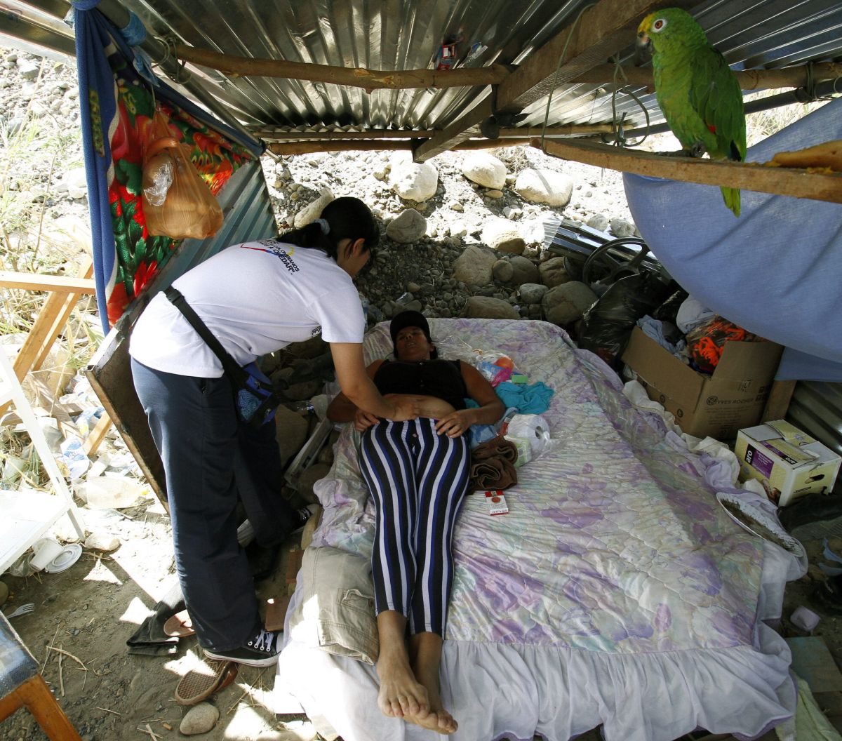 Una desplazada colombiana recibe atención médica tras cruzar la frontera .