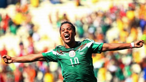 Además de ser conocido por sus regodeos con el balón, el atacante mexicano Giovani dos Santos también ha ganado fama por sus golazos amorosos.