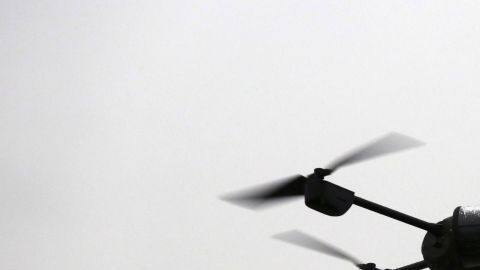 Las regulaciones del FAA requieren que los aparatos sean volados a más de 400 pies en el aire.