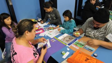 El programa Familias Unidas, fundado por Ninfa y Secundino Zuno, ayuda a padres e hijos a trabajar en conjunto en las tareas educativas. Más de 500 personas se han beneficiado al participar en los talleres que se dictan en escuelas de Redwood City.