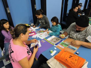 El programa Familias Unidas, fundado por Ninfa y Secundino Zuno, ayuda a padres e hijos a trabajar en conjunto en las tareas educativas. Más de 500 personas se han beneficiado al participar en los talleres que se dictan en escuelas de Redwood City.