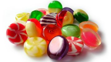 El azúcar de los dulces duros promueven las caries.