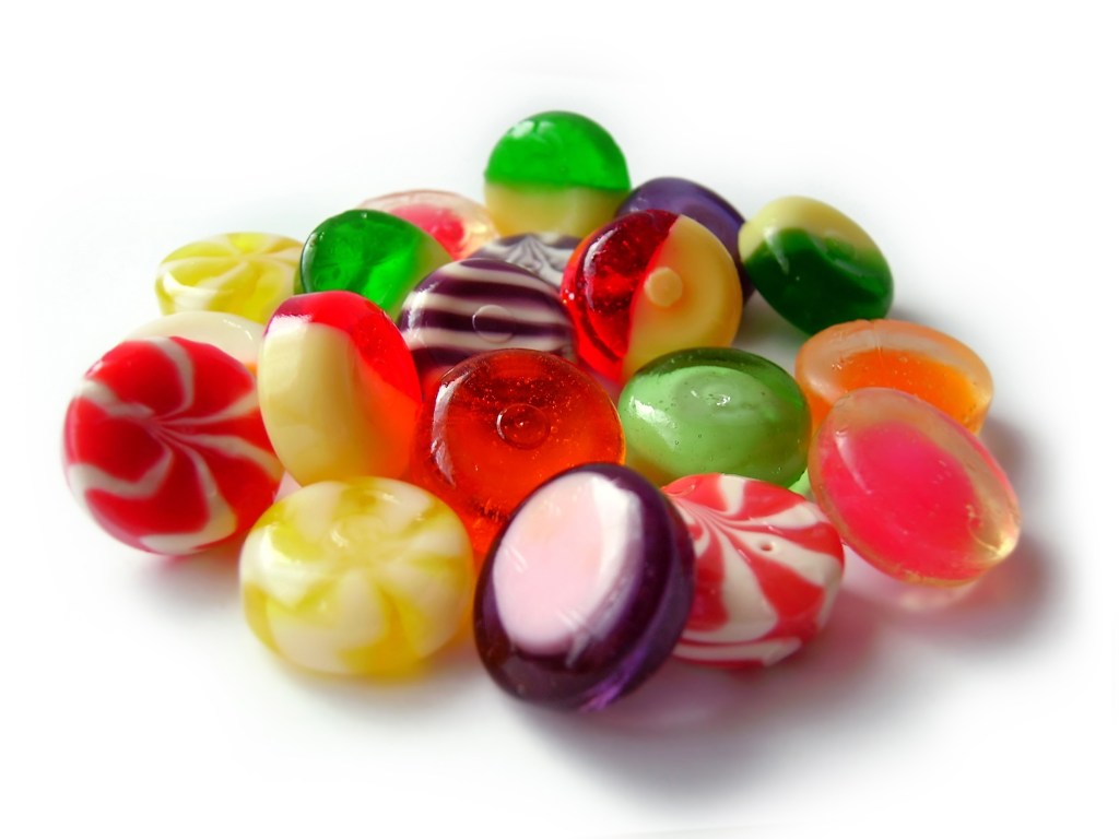 El azúcar de los dulces duros promueven las caries.