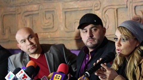 Gustavo, Juan y Rosie Rivera recuerdan a Jenni en un evento pasado.