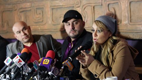 Gustavo, Juan y Rosie Rivera recuerdan a Jenni en un evento pasado.