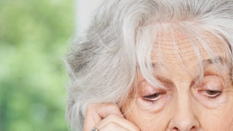 Las personas mayores  son víctimas frecuentes de los estafadores.
