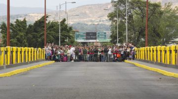 Personas en el lado colombiano de la frontera con Venezuela