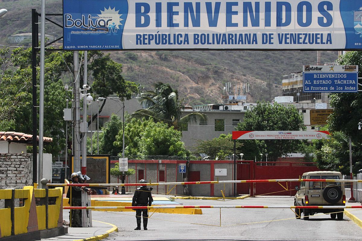 Oficiales de la Guardia Nacional Bolivariana custodian la frontera colombo-venezolana, en el puente internacional Simón Bolívar.