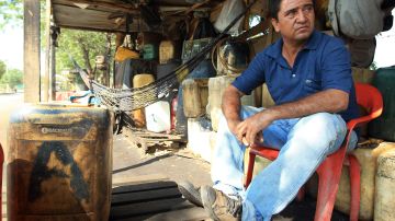 Vendedor de gasolina ilegal en Cúcuta, Colombia.