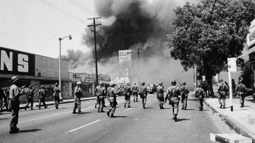 Elementos de la Guardia Nacional marchan por las calles de Watts en 1965.