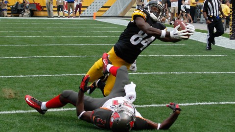 El control de su cuerpo en el aire es una de las grandes virtudes de Antonio Brown, receptor de los Steelers.