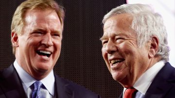 El comisionado de la NFL, Roger Goodell, y el dueño de los Patriots, Robert Kraft, sonríen en el podio tras el pasado Super Bowl en Arizona.