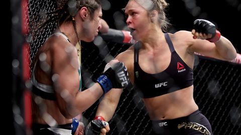 Ronda Rousey lastima a Bethe Correia contra la jaula. Instantes después la noqueó.