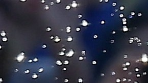 Andre Ethier es bañado por sus compañeros de los Dodgers tras ser el héroe del domingo con un jonrón decisivo.