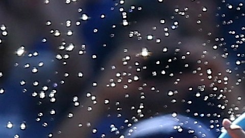 Andre Ethier es bañado por sus compañeros de los Dodgers tras ser el héroe del domingo con un jonrón decisivo.