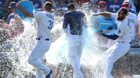Andre Ethier es bañado por sus compañeros de los Dodgers tras ser el héroe del domingo con un jonrón decisivo.